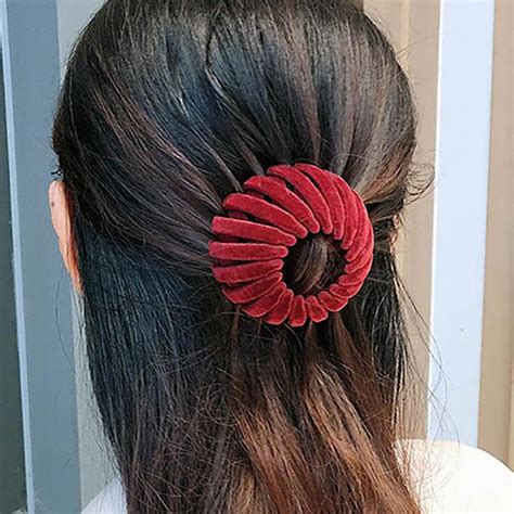 Magic hair clip with bird nest motif